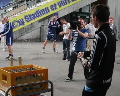 Mike Jensen skyder med champagne
