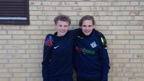 Alexander Hvid og Markus Gottschalk. Begge drenge har trukket Brøndby-trøjen over hovedet.